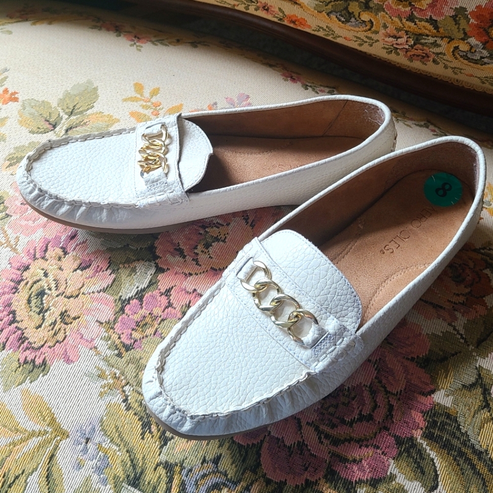 Aerosoles Cream Loafers With Gold Chain Size 8